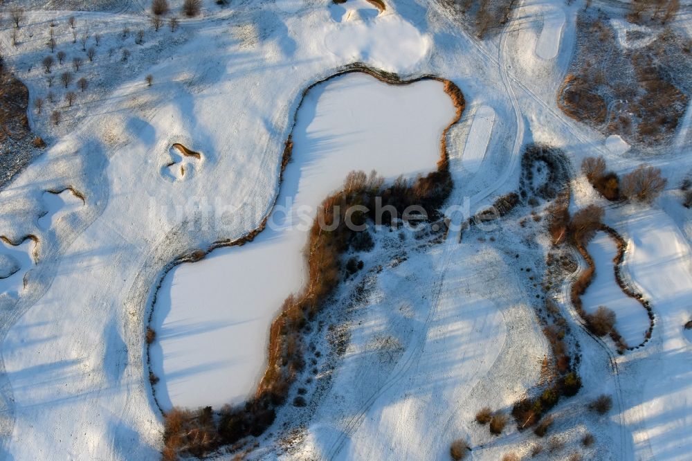 Hohen Neuendorf aus der Vogelperspektive: Winterlich schneebedeckter Golfplatz in Hohen Neuendorf im Bundesland Brandenburg