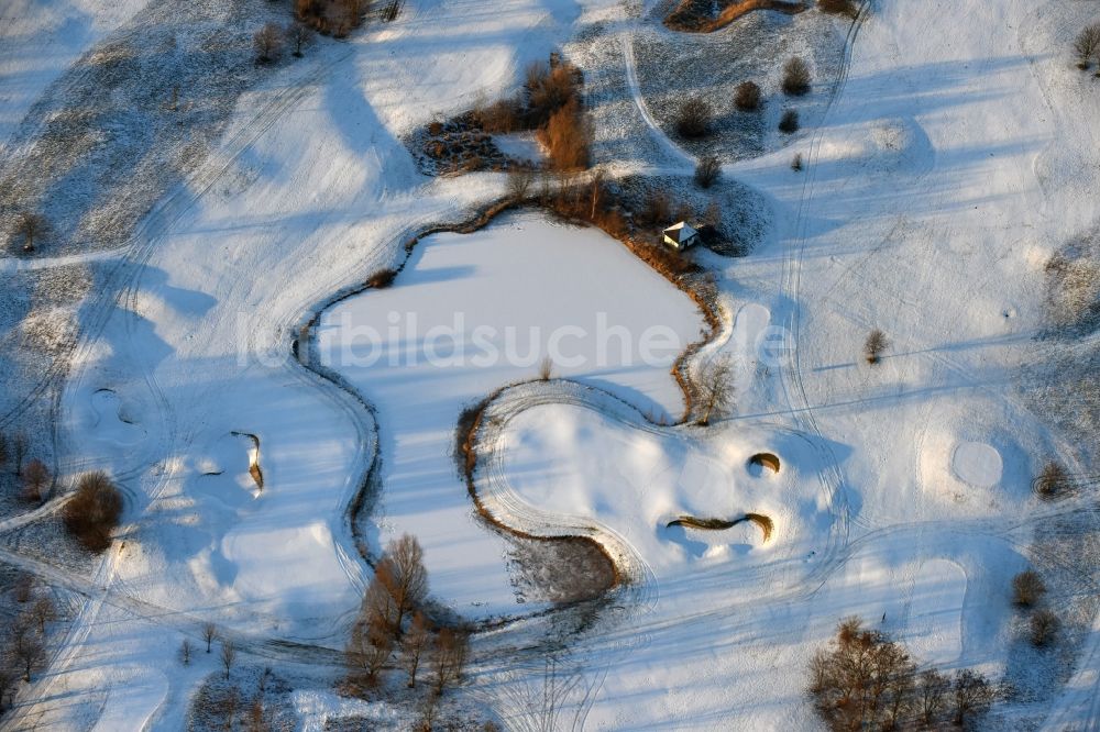 Luftbild Hohen Neuendorf - Winterlich schneebedeckter Golfplatz in Hohen Neuendorf im Bundesland Brandenburg