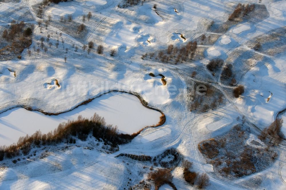 Luftaufnahme Hohen Neuendorf - Winterlich schneebedeckter Golfplatz in Hohen Neuendorf im Bundesland Brandenburg