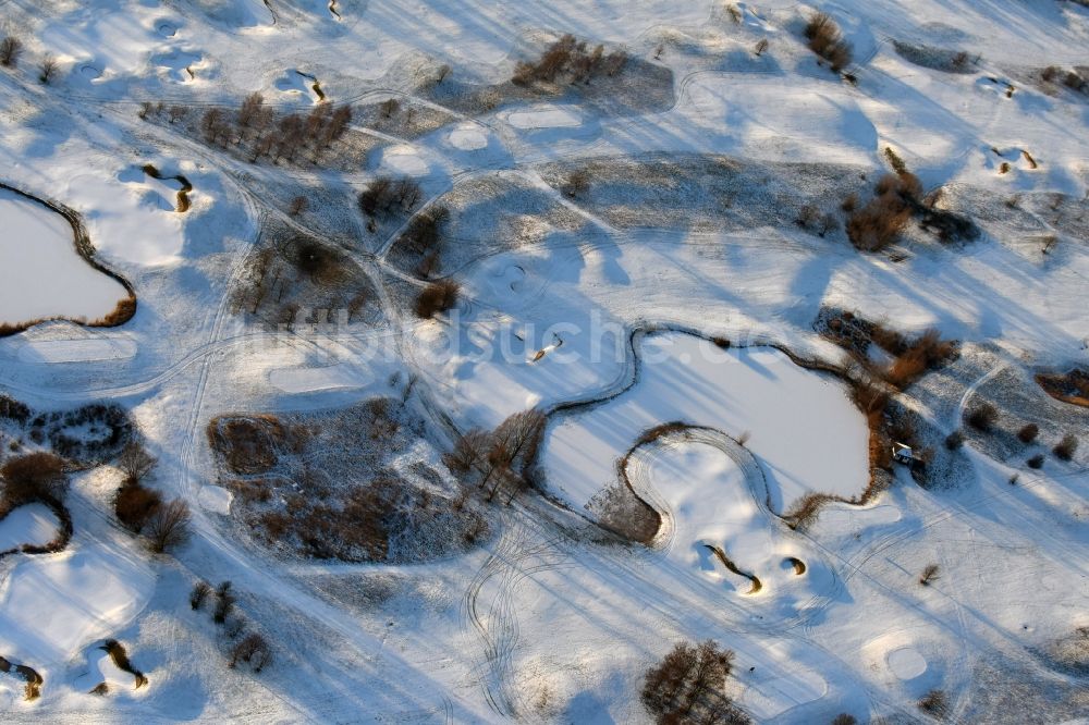 Hohen Neuendorf von oben - Winterlich schneebedeckter Golfplatz in Hohen Neuendorf im Bundesland Brandenburg