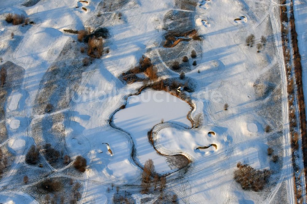 Hohen Neuendorf aus der Vogelperspektive: Winterlich schneebedeckter Golfplatz in Hohen Neuendorf im Bundesland Brandenburg