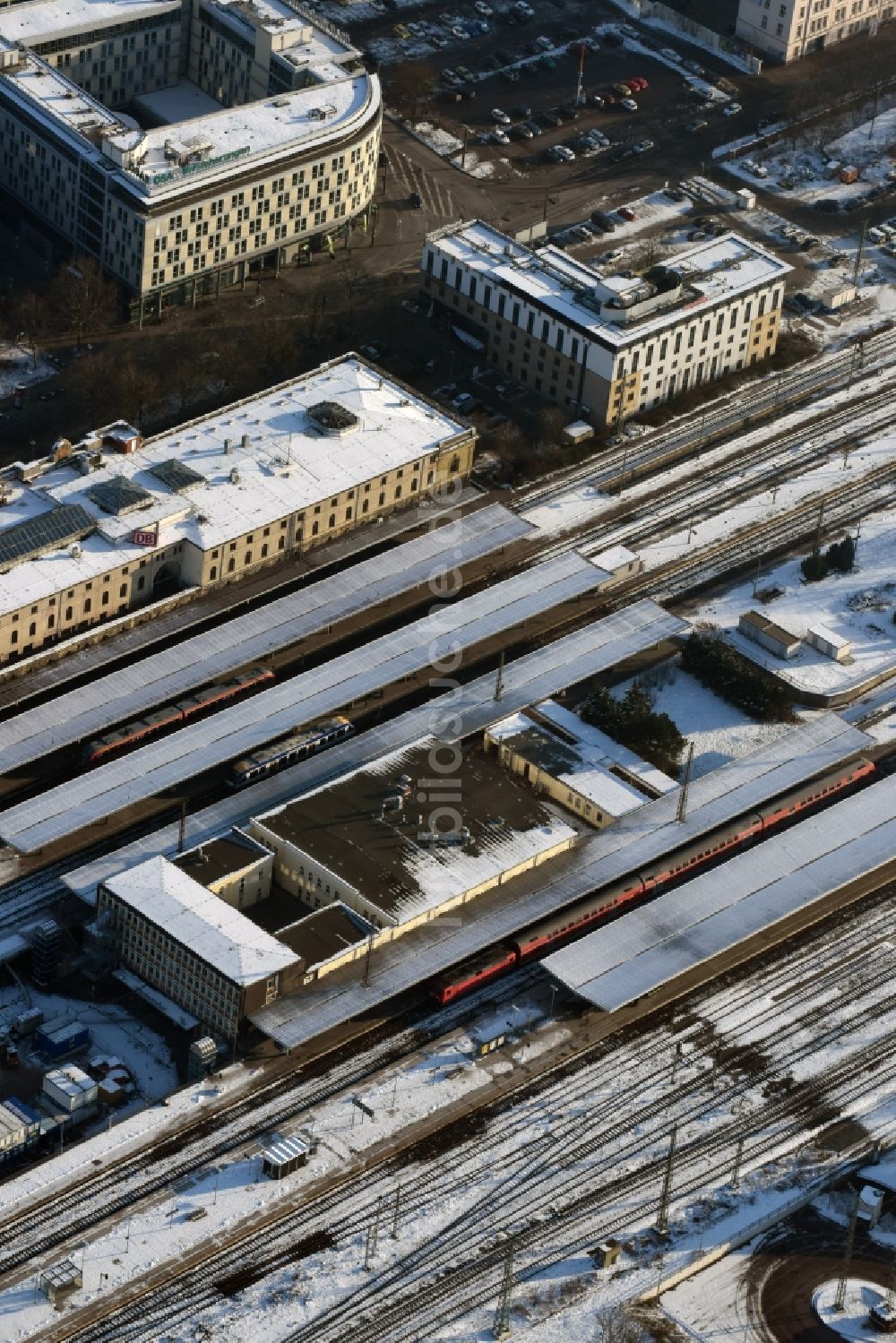 Magdeburg von oben - Winterlich schneebedeckter Hauptbahnhof der Deutschen Bahn in Magdeburg im Bundesland Sachsen-Anhalt