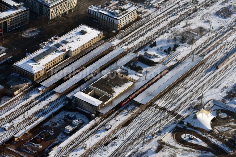 Magdeburg aus der Vogelperspektive: Winterlich schneebedeckter Hauptbahnhof der Deutschen Bahn in Magdeburg im Bundesland Sachsen-Anhalt