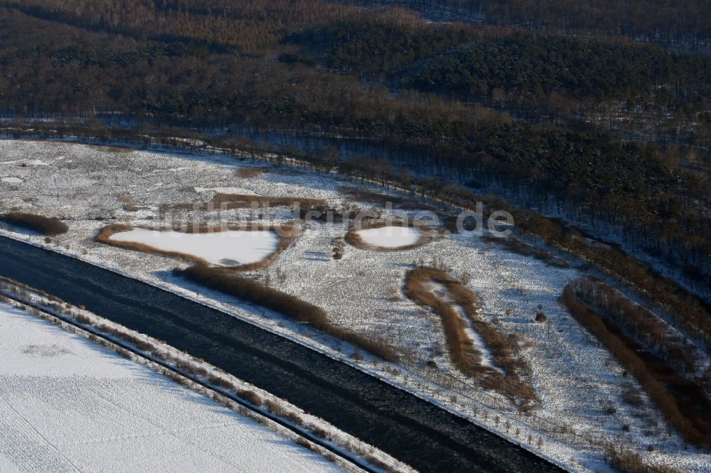 Burg aus der Vogelperspektive: Winterlich schneebedeckter Kanalverlauf und Uferbereiche am renaturierten Altarm des Elbe-Havel-Kanal bei Burg im Bundesland Sachsen-Anhalt