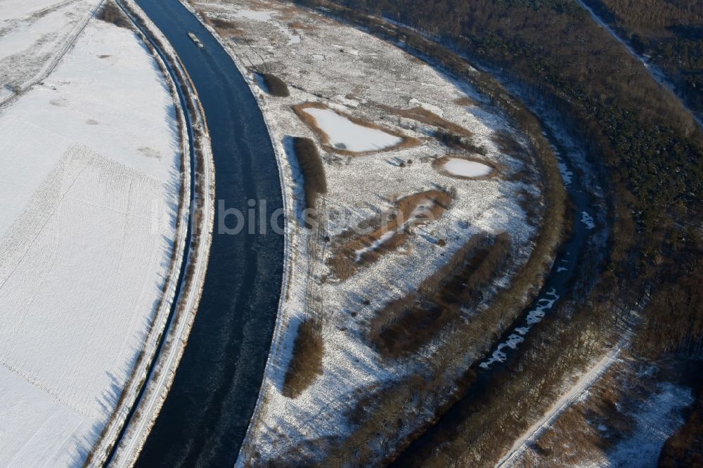 Luftbild Burg - Winterlich schneebedeckter Kanalverlauf und Uferbereiche am renaturierten Altarm des Elbe-Havel-Kanal bei Burg im Bundesland Sachsen-Anhalt