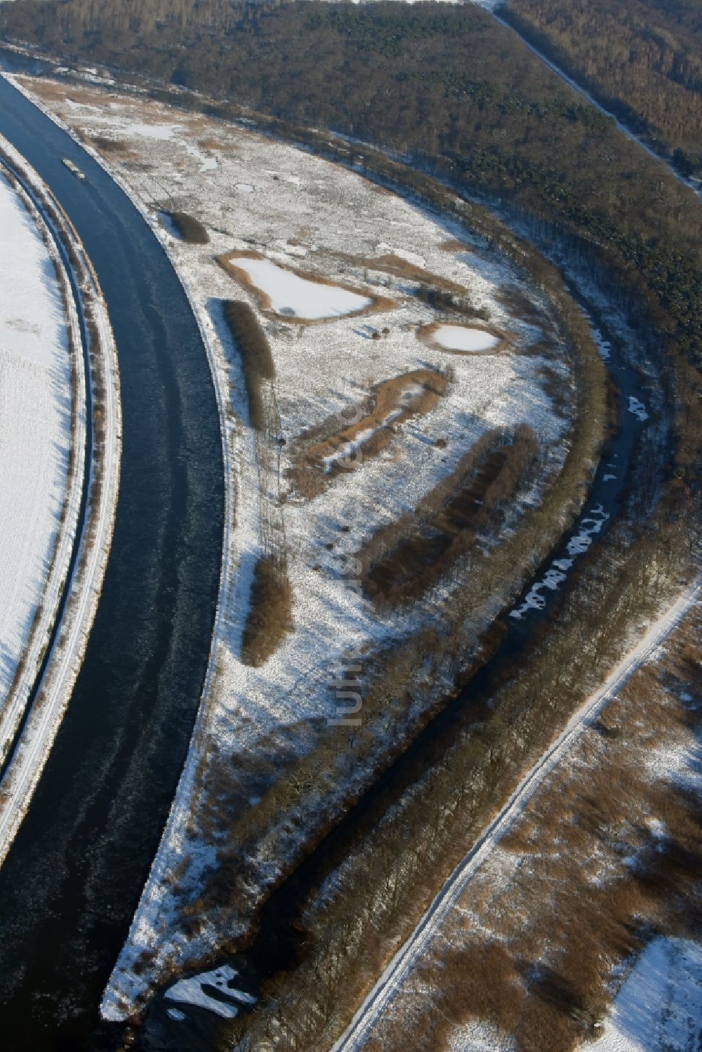 Luftaufnahme Burg - Winterlich schneebedeckter Kanalverlauf und Uferbereiche am renaturierten Altarm des Elbe-Havel-Kanal bei Burg im Bundesland Sachsen-Anhalt