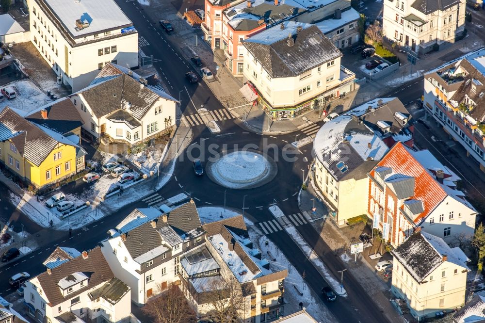 Arnsberg aus der Vogelperspektive: Winterlich schneebedeckter Kreisverkehr - Straßenverlauf am Brückenplatz in Arnsberg im Bundesland Nordrhein-Westfalen