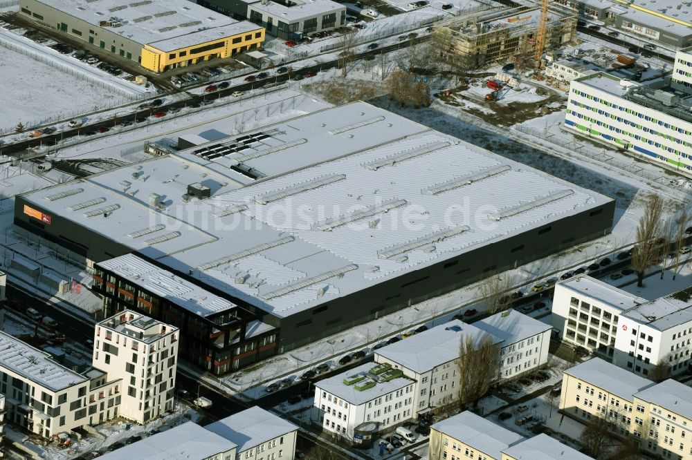 Berlin von oben - Winterlich schneebedeckter Lagerhauskomplex- Gebäude im Gewerbegebiet am Groß-Berliner Damm in Berlin