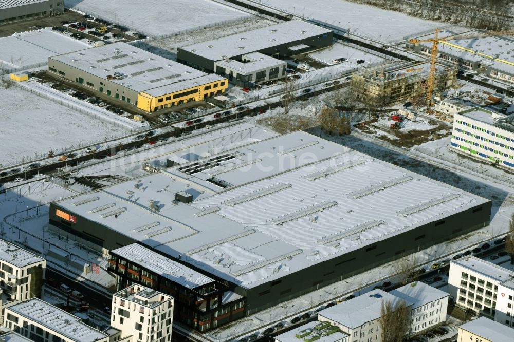 Berlin aus der Vogelperspektive: Winterlich schneebedeckter Lagerhauskomplex- Gebäude im Gewerbegebiet am Groß-Berliner Damm in Berlin