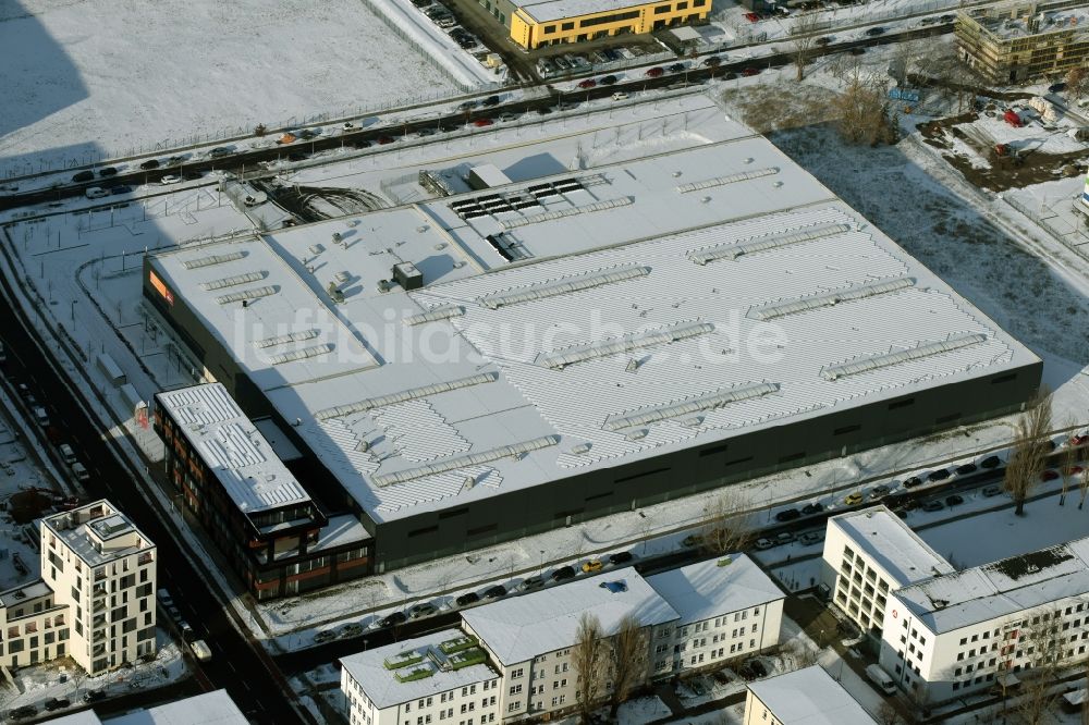 Luftbild Berlin - Winterlich schneebedeckter Lagerhauskomplex- Gebäude im Gewerbegebiet am Groß-Berliner Damm in Berlin