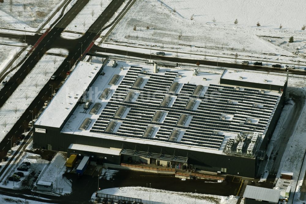 Berlin von oben - Winterlich schneebedeckter Lagerhauskomplex- Gebäude im Gewerbegebiet am Groß-Berliner Damm in Berlin