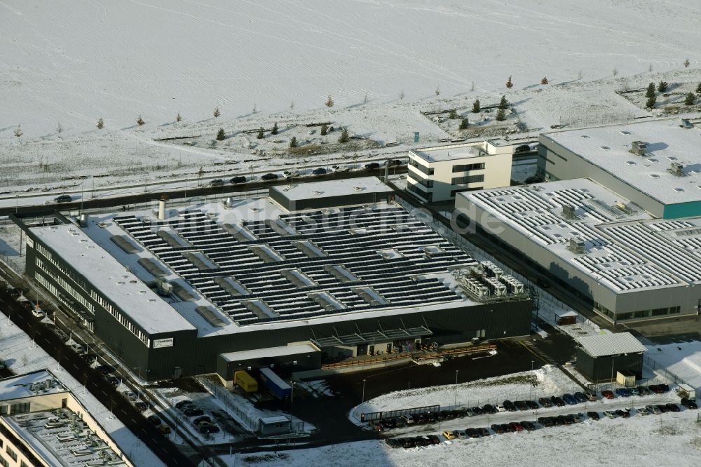 Berlin aus der Vogelperspektive: Winterlich schneebedeckter Lagerhauskomplex- Gebäude im Gewerbegebiet am Groß-Berliner Damm in Berlin