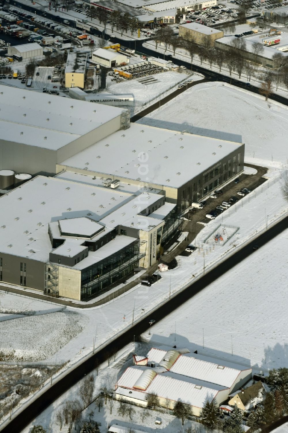 Hoppegarten von oben - Winterlich schneebedeckter Neubau der Europazentrale Clinton in Hoppegarten im Bundesland Brandenburg