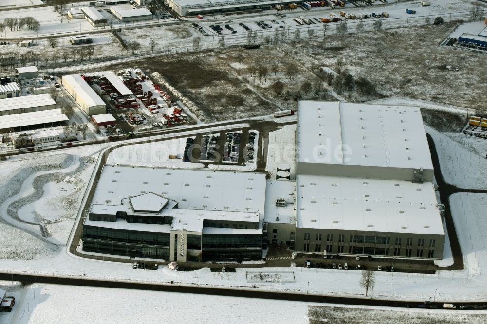 Luftbild Hoppegarten - Winterlich schneebedeckter Neubau der Europazentrale Clinton in Hoppegarten im Bundesland Brandenburg