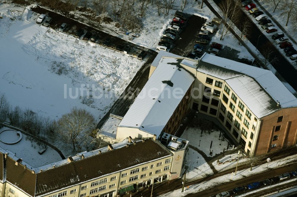 Luftaufnahme Berlin - Winterlich schneebedeckter Neubau eines Gesundheitszentrums an der Mahlsdorfer Straße Ecke Kaulsdorfer Straße in Berlin - Köpenick