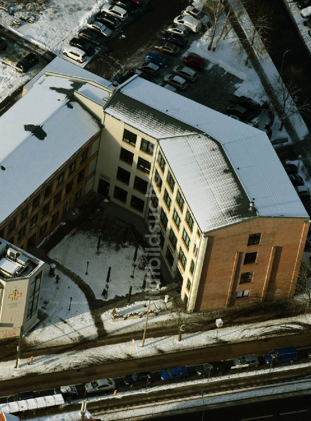 Berlin von oben - Winterlich schneebedeckter Neubau eines Gesundheitszentrums an der Mahlsdorfer Straße Ecke Kaulsdorfer Straße in Berlin - Köpenick