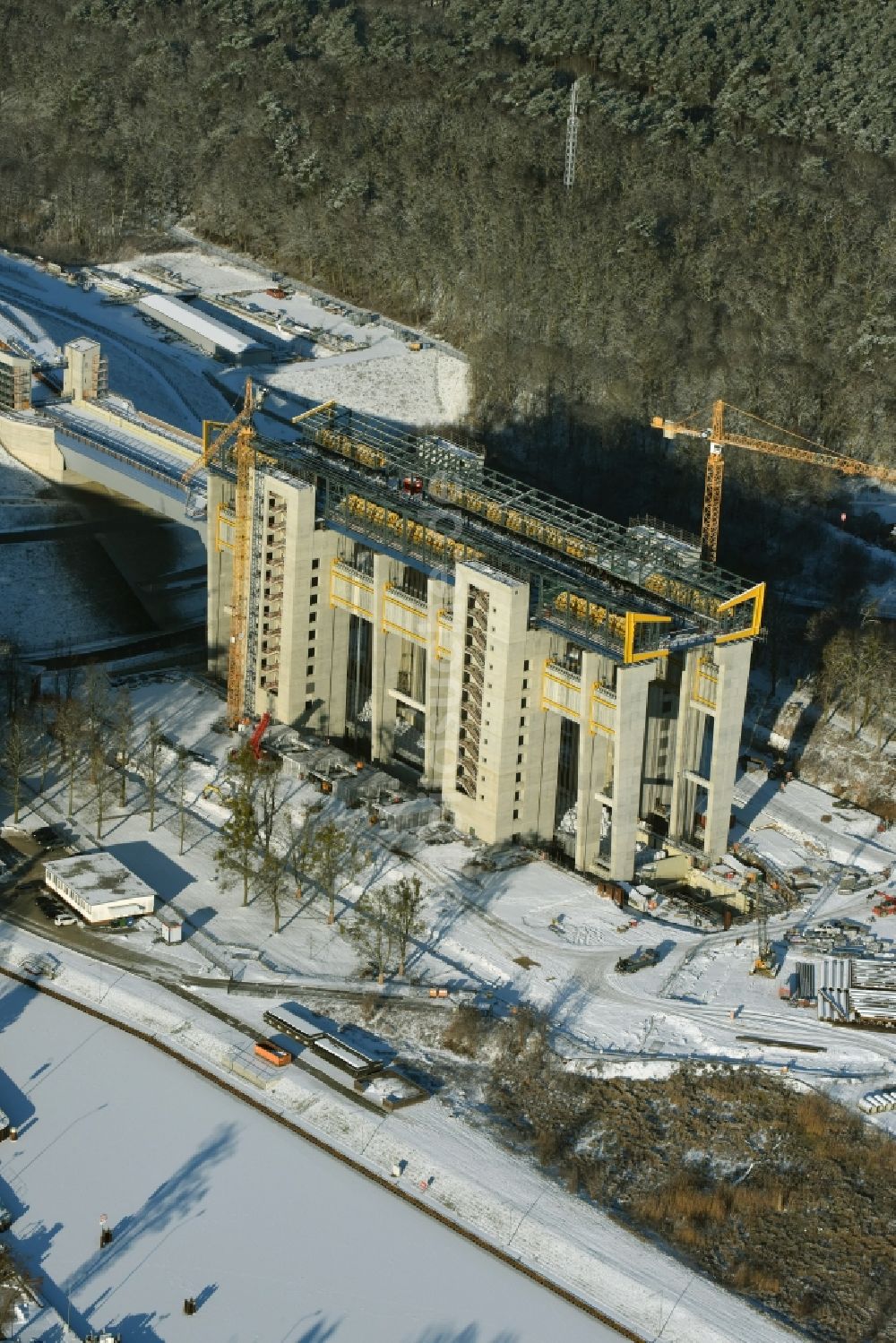 Niederfinow von oben - Winterlich schneebedeckter Neubau des Schiffshebewerks Niederfinow am Finowkanal im Bundesland Brandenburg