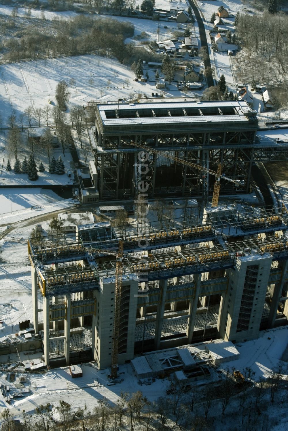 Niederfinow von oben - Winterlich schneebedeckter Neubau des Schiffshebewerks Niederfinow am Finowkanal im Bundesland Brandenburg