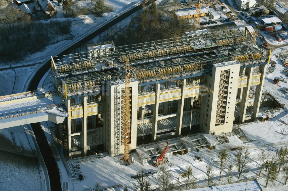 Niederfinow von oben - Winterlich schneebedeckter Neubau des Schiffshebewerks Niederfinow am Finowkanal im Bundesland Brandenburg