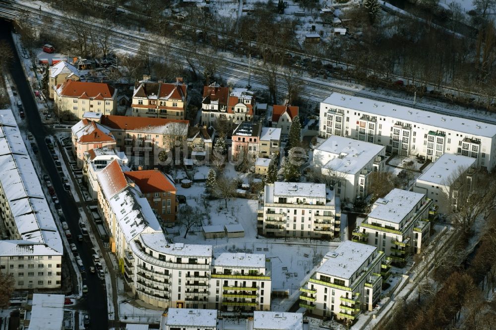 Luftbild Berlin - Winterlich schneebedeckter Neubau Wohnpark am Wuhle-Ufer im Ortsteil Köpenick in Berlin