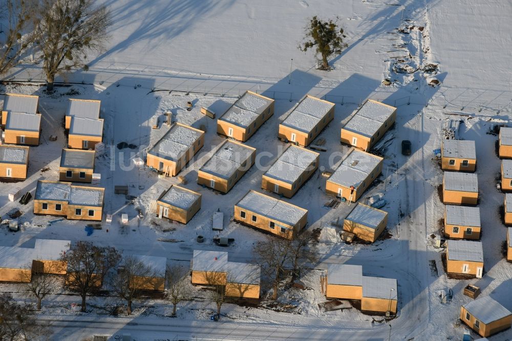 Luftaufnahme Magdeburg - Winterlich schneebedeckter Neubau einer Zentralen Erstaufnahmestelle (Zast) für Flüchtlinge an der Breitscheidstraße in Magdeburg im Bundesland Sachsen-Anhalt