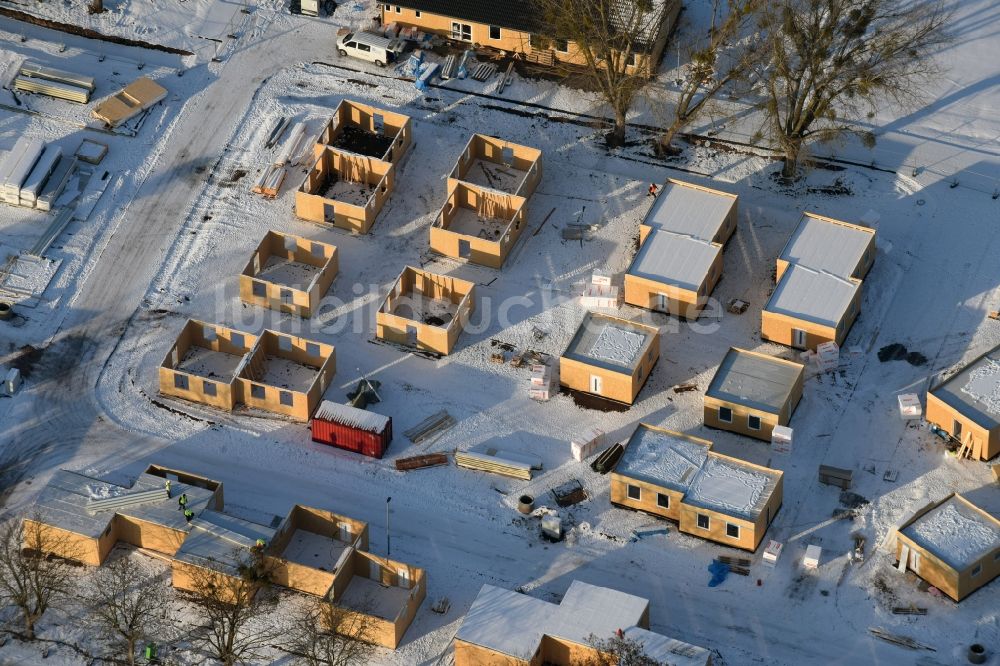 Magdeburg von oben - Winterlich schneebedeckter Neubau einer Zentralen Erstaufnahmestelle (Zast) für Flüchtlinge an der Breitscheidstraße in Magdeburg im Bundesland Sachsen-Anhalt