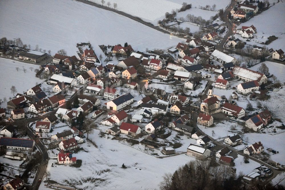 Luftaufnahme Obergriesbach - Winterlich schneebedeckter Ort Obergriesbach im Bundesland Bayern