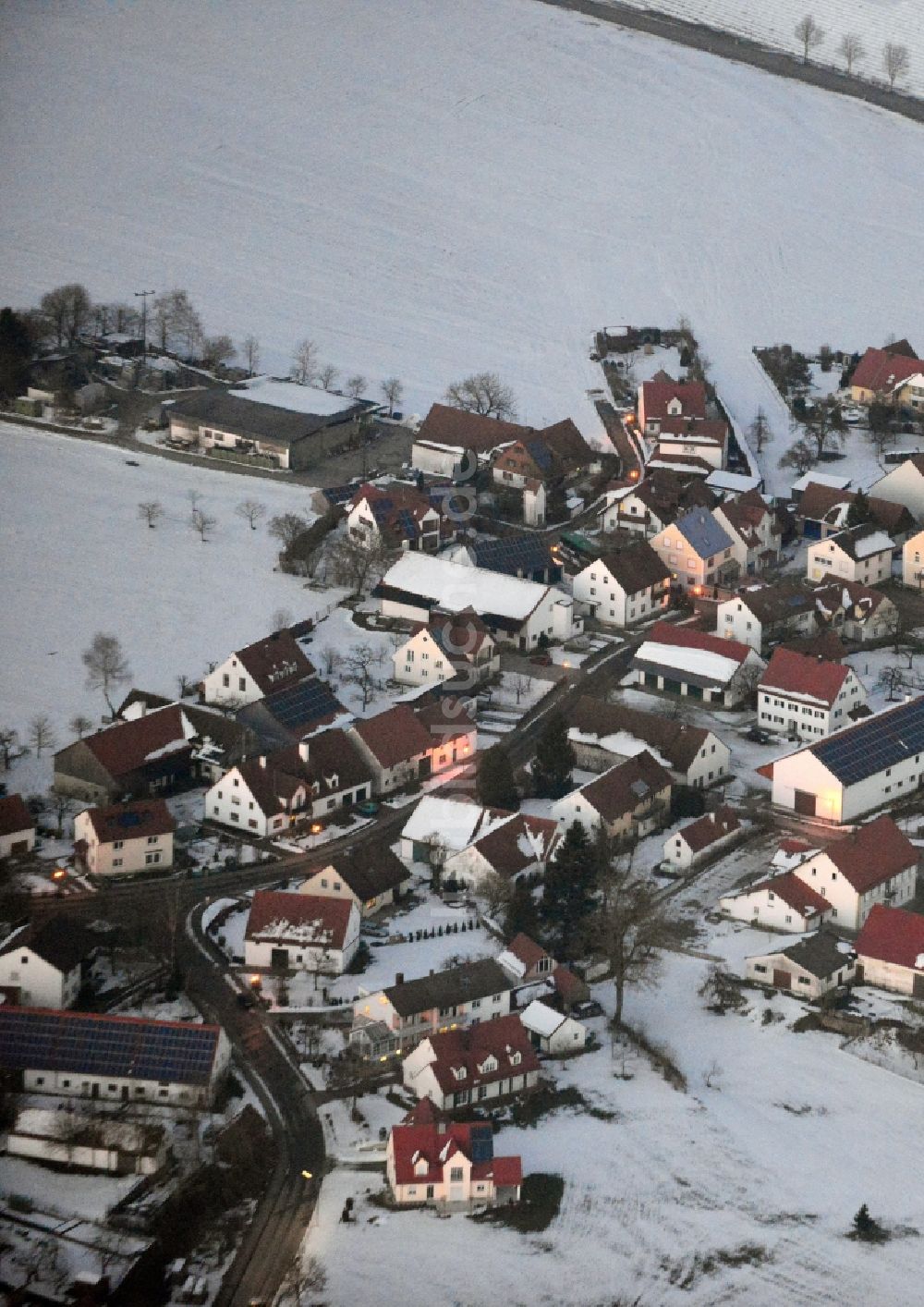 Obergriesbach von oben - Winterlich schneebedeckter Ort Obergriesbach im Bundesland Bayern