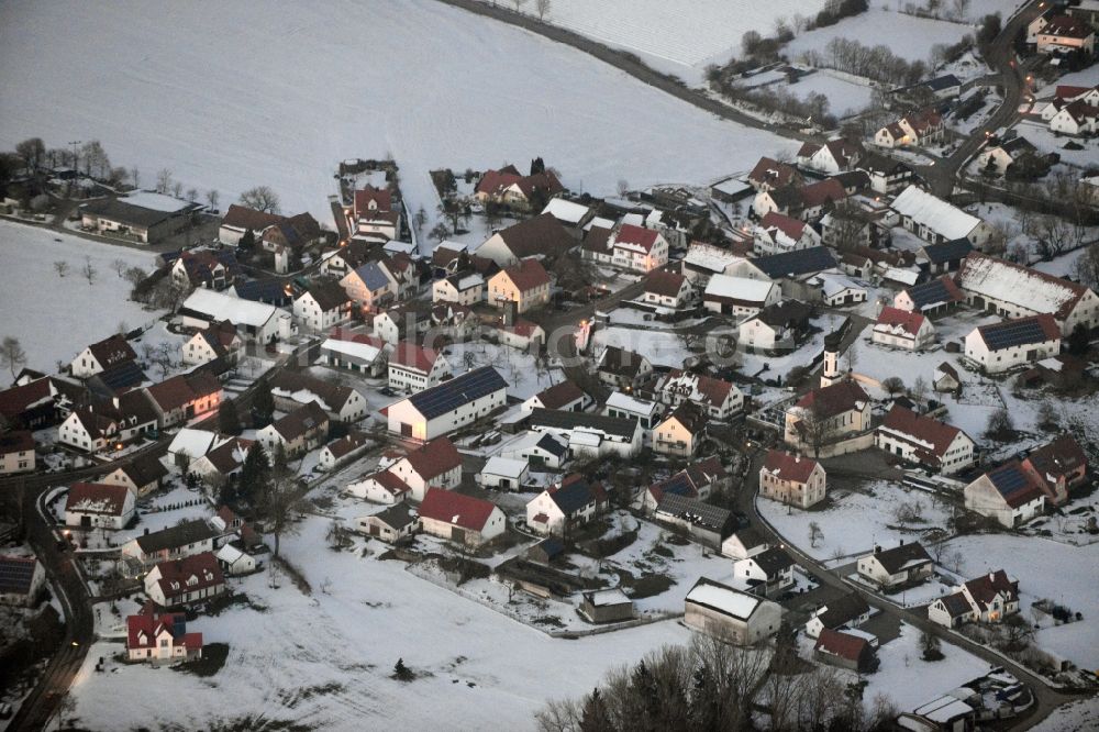 Obergriesbach aus der Vogelperspektive: Winterlich schneebedeckter Ort Obergriesbach im Bundesland Bayern