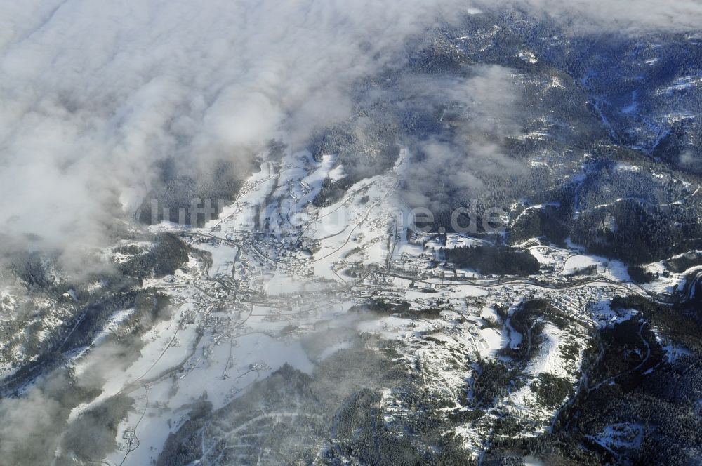 Warmensteinach von oben - Winterlich schneebedeckter Ort Warmensteinach im Bundesland Bayern