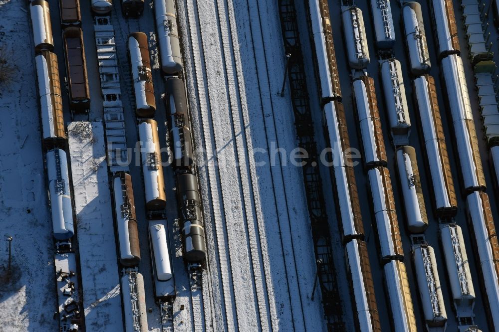 Brandenburg an der Havel aus der Vogelperspektive: Winterlich schneebedeckter Rangierbahnhof und Güterbahnhof der Deutschen Bahn in Brandenburg an der Havel im Bundesland Brandenburg