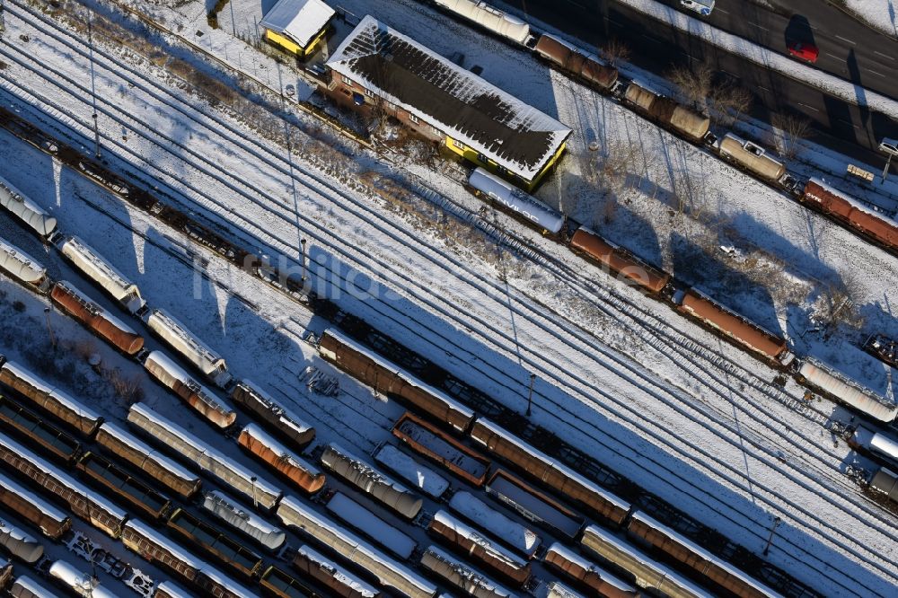 Luftaufnahme Brandenburg an der Havel - Winterlich schneebedeckter Rangierbahnhof und Güterbahnhof der Deutschen Bahn in Brandenburg an der Havel im Bundesland Brandenburg