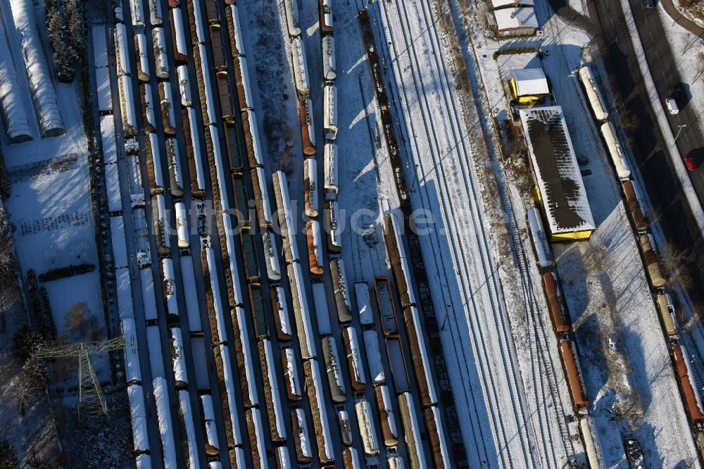 Brandenburg an der Havel von oben - Winterlich schneebedeckter Rangierbahnhof und Güterbahnhof der Deutschen Bahn in Brandenburg an der Havel im Bundesland Brandenburg