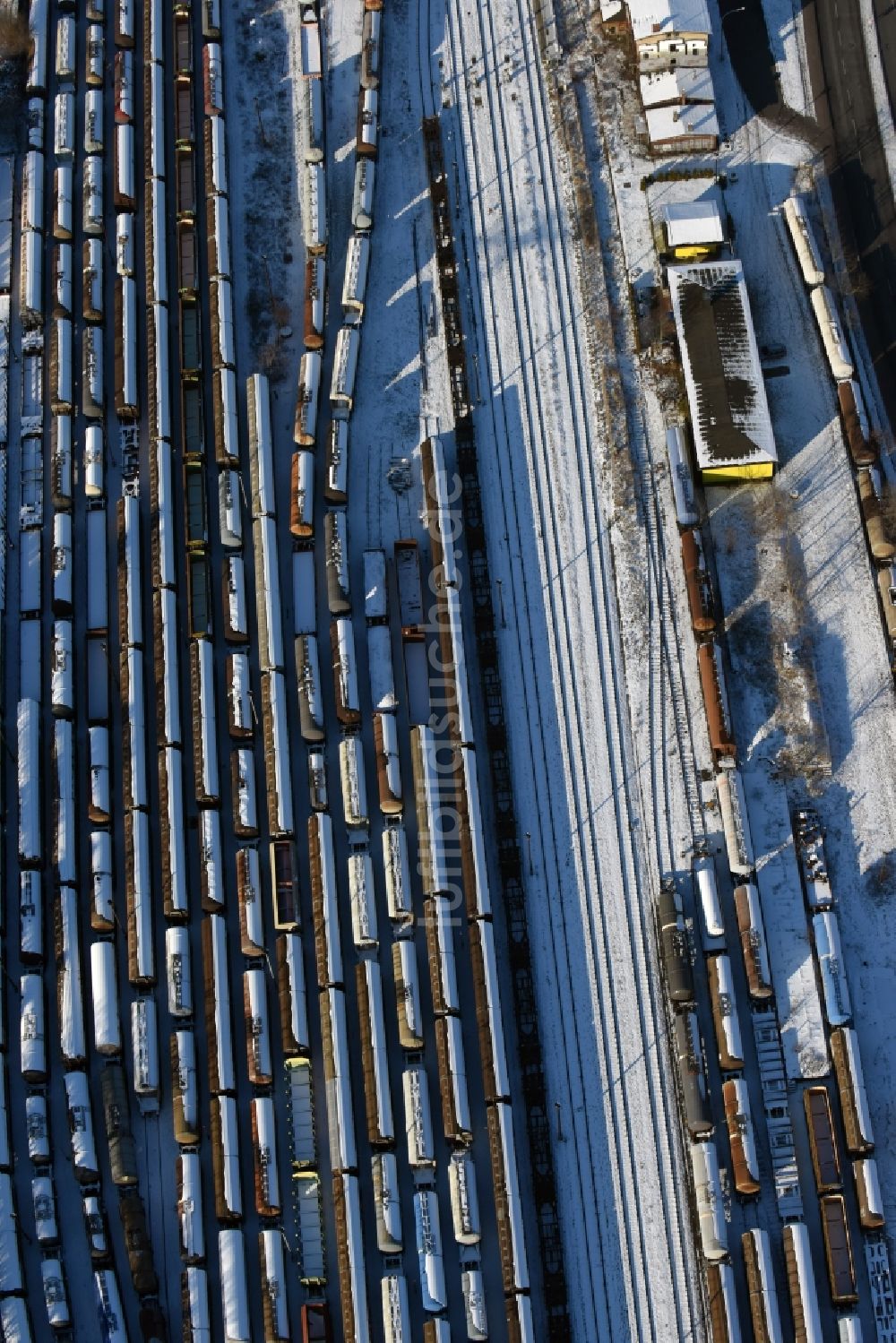 Brandenburg an der Havel aus der Vogelperspektive: Winterlich schneebedeckter Rangierbahnhof und Güterbahnhof der Deutschen Bahn in Brandenburg an der Havel im Bundesland Brandenburg