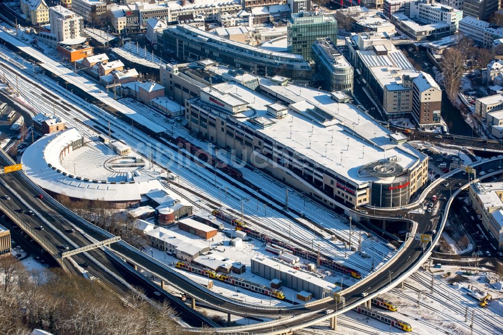 Luftaufnahme Siegen - Winterlich schneebedeckter Rangierbahnhof und Güterbahnhof der Deutschen Bahn in Siegen im Bundesland Nordrhein-Westfalen