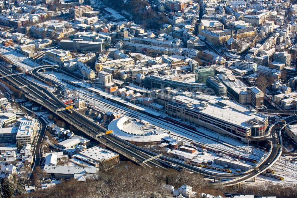 Siegen von oben - Winterlich schneebedeckter Rangierbahnhof und Güterbahnhof der Deutschen Bahn in Siegen im Bundesland Nordrhein-Westfalen