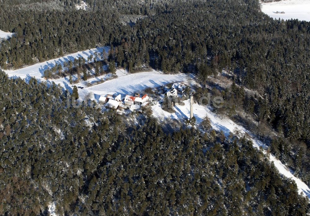 Elleben aus der Vogelperspektive: Winterlich schneebedeckter Riechheimer Berg mit Turm, Gaststätte und Wohnhäusern in Riechheim im Bundesland Thüringen