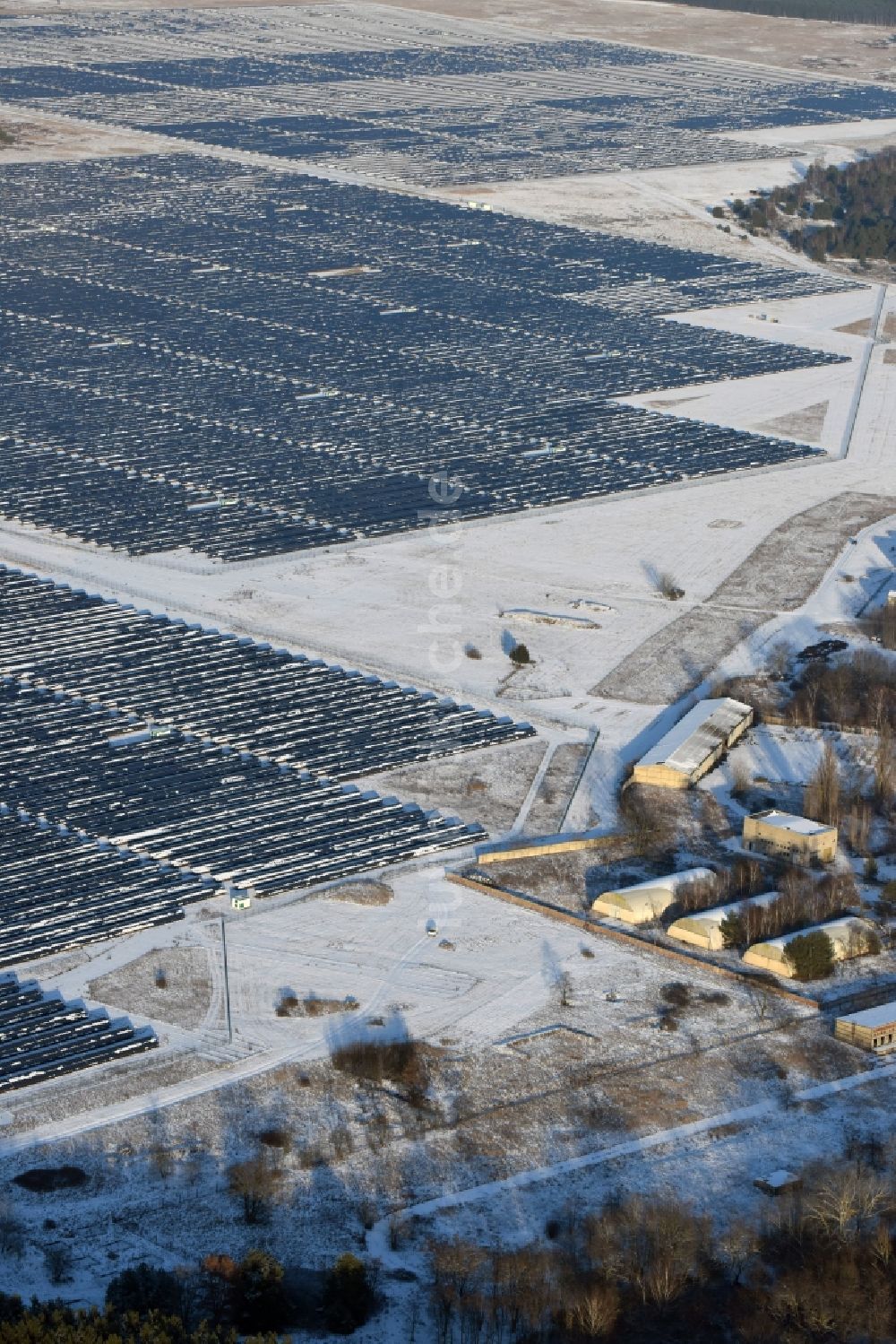 Luftbild Brandenburg an der Havel - Winterlich schneebedeckter Solarpark auf dem ehemaligen NVA Flugplatz Brandenburg Briest in Brandenburg Havel im Bundesland Brandenburg