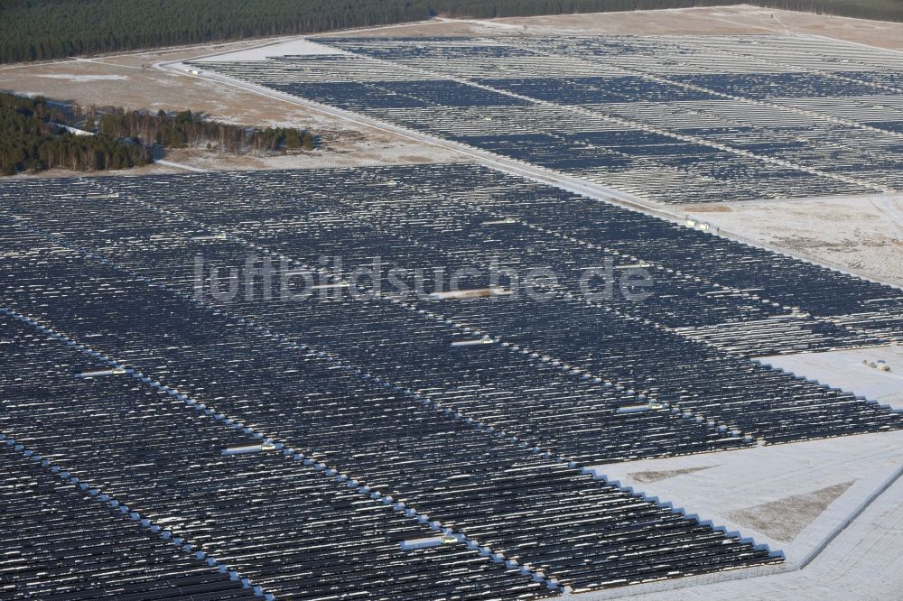 Luftaufnahme Brandenburg an der Havel - Winterlich schneebedeckter Solarpark auf dem ehemaligen NVA Flugplatz Brandenburg Briest in Brandenburg Havel im Bundesland Brandenburg