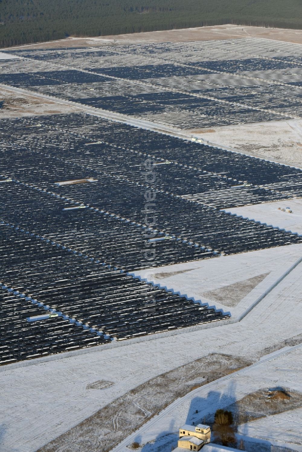 Brandenburg an der Havel von oben - Winterlich schneebedeckter Solarpark auf dem ehemaligen NVA Flugplatz Brandenburg Briest in Brandenburg Havel im Bundesland Brandenburg