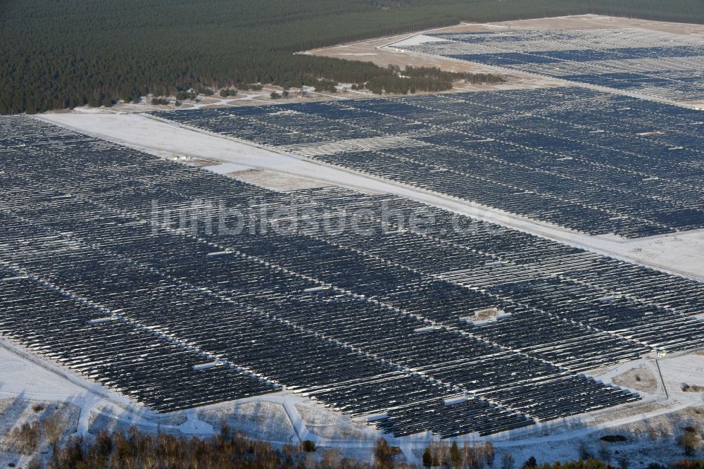 Brandenburg an der Havel aus der Vogelperspektive: Winterlich schneebedeckter Solarpark auf dem ehemaligen NVA Flugplatz Brandenburg Briest in Brandenburg Havel im Bundesland Brandenburg