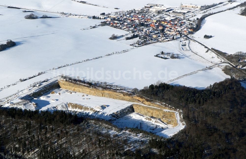 Luftaufnahme Gutendorf - Winterlich schneebedeckter Steinbruch der MKW Mitteldeutsche Hartstein- Kies- und Mischwerke GmbH bei Gutendorf im Bundesland Thüringen