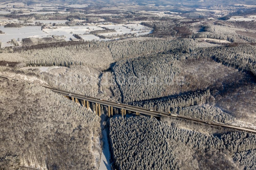 Luftbild Freudenberg - Winterlich schneebedecktes Autobahn- Brückenbauwerk der BAB A45 in Freudenberg im Bundesland Nordrhein-Westfalen