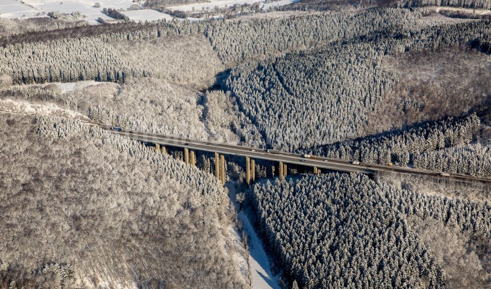 Freudenberg aus der Vogelperspektive: Winterlich schneebedecktes Autobahn- Brückenbauwerk der BAB A45 in Freudenberg im Bundesland Nordrhein-Westfalen