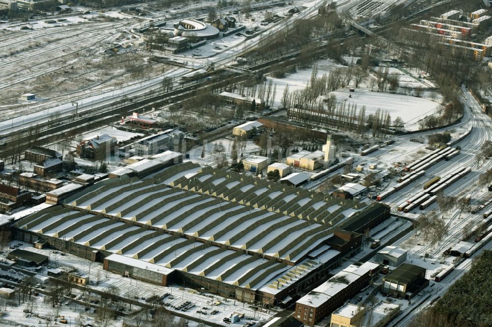 Berlin von oben - Winterlich schneebedecktes Bahnbetriebswerk und Ausbesserungswerk von Zügen des Personentransportes der Baureihen der S-Bahn in Berlin