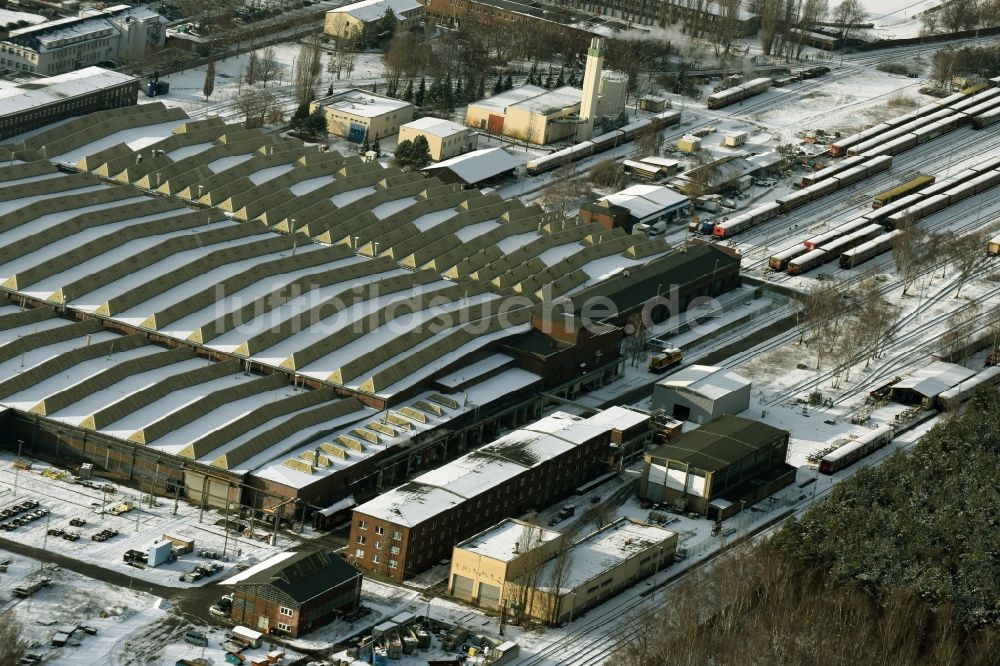 Berlin aus der Vogelperspektive: Winterlich schneebedecktes Bahnbetriebswerk und Ausbesserungswerk von Zügen des Personentransportes der Baureihen der S-Bahn in Berlin