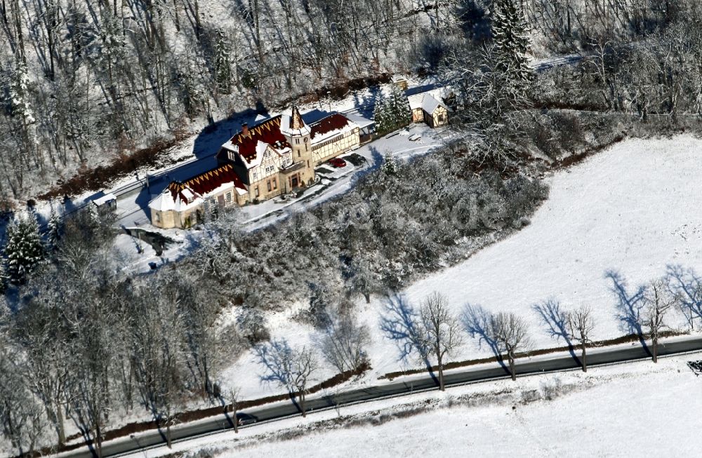 Schwarzburg aus der Vogelperspektive: Winterlich schneebedecktes Bahnhofsgebäude der Deutschen Bahn in Schwarzburg im Bundesland Thüringen