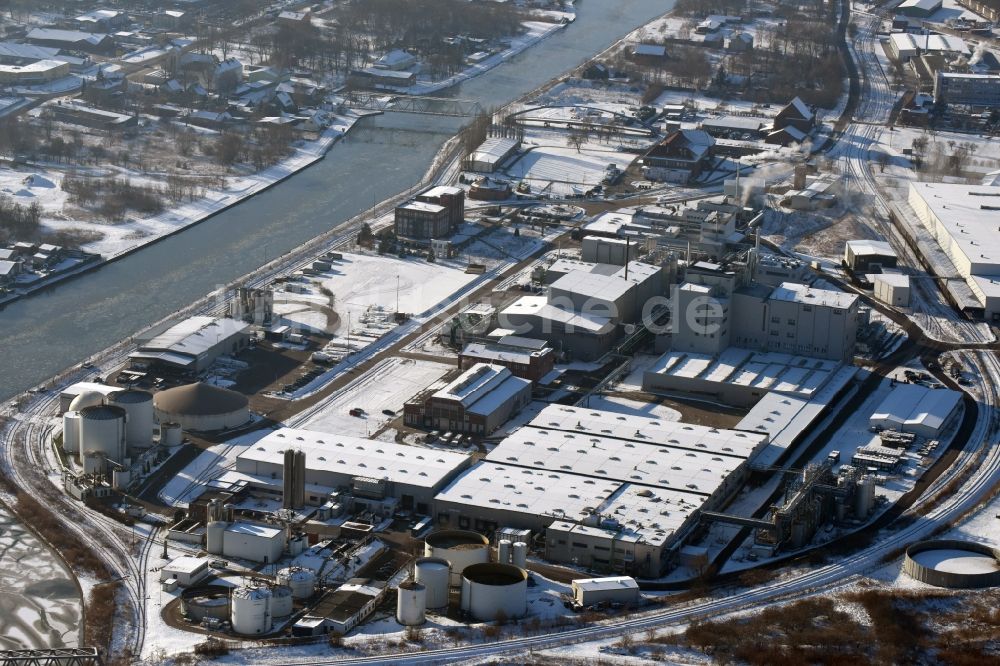 Genthin aus der Vogelperspektive: Winterlich schneebedecktes Firmengelände der Waschmittelwerk Genthin GmbH in Genthin im Bundesland Sachsen-Anhalt