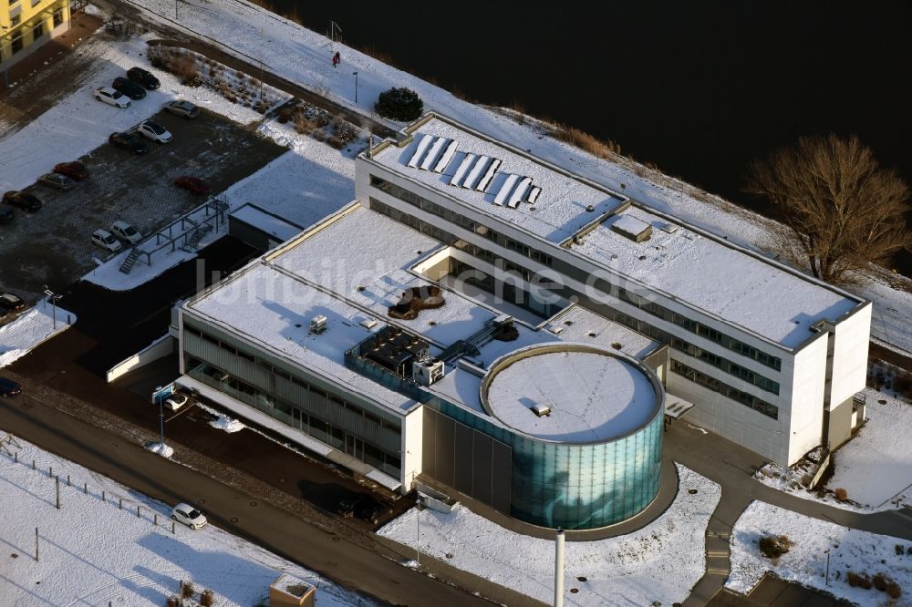 Magdeburg aus der Vogelperspektive: Winterlich schneebedecktes Forschungs- Gebäude und Bürokomplex Virtual Development and Training Centre VDTC des Fraunhofer IFF in Magdeburg im Bundesland Sachsen-Anhalt