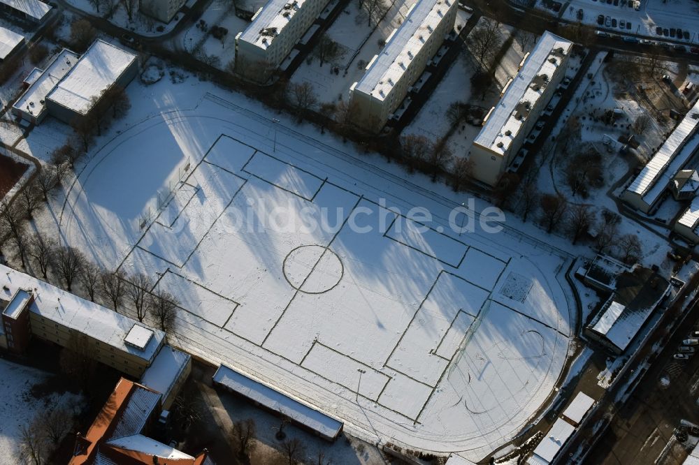 Luftbild Magdeburg - Winterlich schneebedecktes Fussballstadion des Vereins Post SV an der Spielhagenstraße in Magdeburg im Bundesland Sachsen-Anhalt